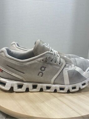 On Cloud 5 Slip On Running Shoes Womens Size  9 Ivory Gray Athletic Low Tops